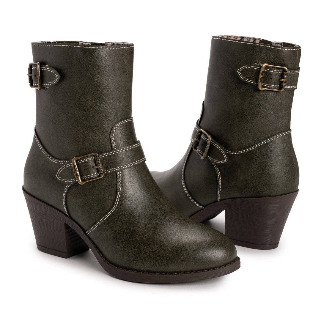 A pair of women&